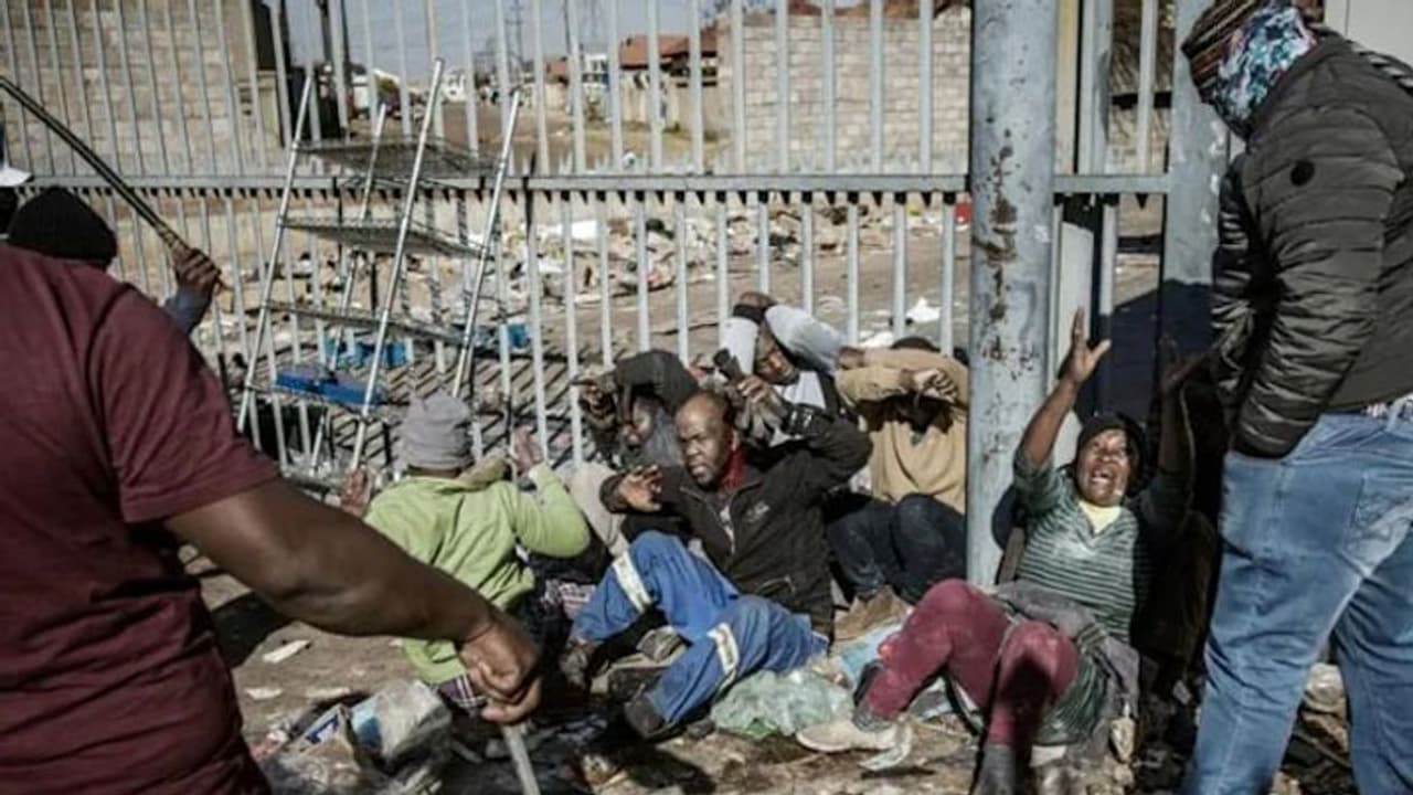 Shocking Videos: इस देश में गली गली में लुटेरे; जगह जगह आगजनी हिंसा; कोई सेफ नहीं Shocking Videos: इस देश में गली गली में लुटेरे; जगह जगह आगजनी हिंसा; कोई सेफ नहीं