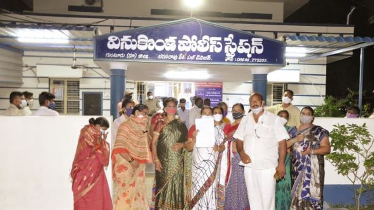 ఇప్పుడు కైలాసానికి వెళ్లి శివుడికి నోటీసులివ్వాలా?: వినుకొండ మున్సిపల్ కమీషనర్ అనుచిత వ్యాఖ్యలు (వీడియో) ఇప్పుడు కైలాసానికి వెళ్లి శివుడికి నోటీసులివ్వాలా?: వినుకొండ మున్సిపల్ కమీషనర్ అనుచిత వ్యాఖ్యలు (వీడియో)