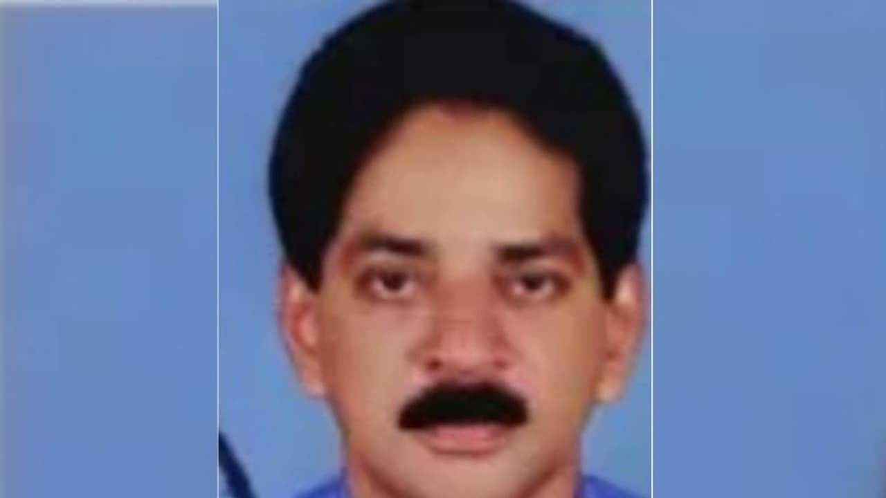 കോഴിക്കോട്ട് വീട്ടമ്മയെ പീഡിപ്പിക്കാൻ ശ്രമിച്ച കേസിൽ റിട്ടയേഡ് അധ്യാപകൻ പിടിയിൽ കോഴിക്കോട്ട് വീട്ടമ്മയെ പീഡിപ്പിക്കാൻ ശ്രമിച്ച കേസിൽ റിട്ടയേഡ് അധ്യാപകൻ പിടിയിൽ