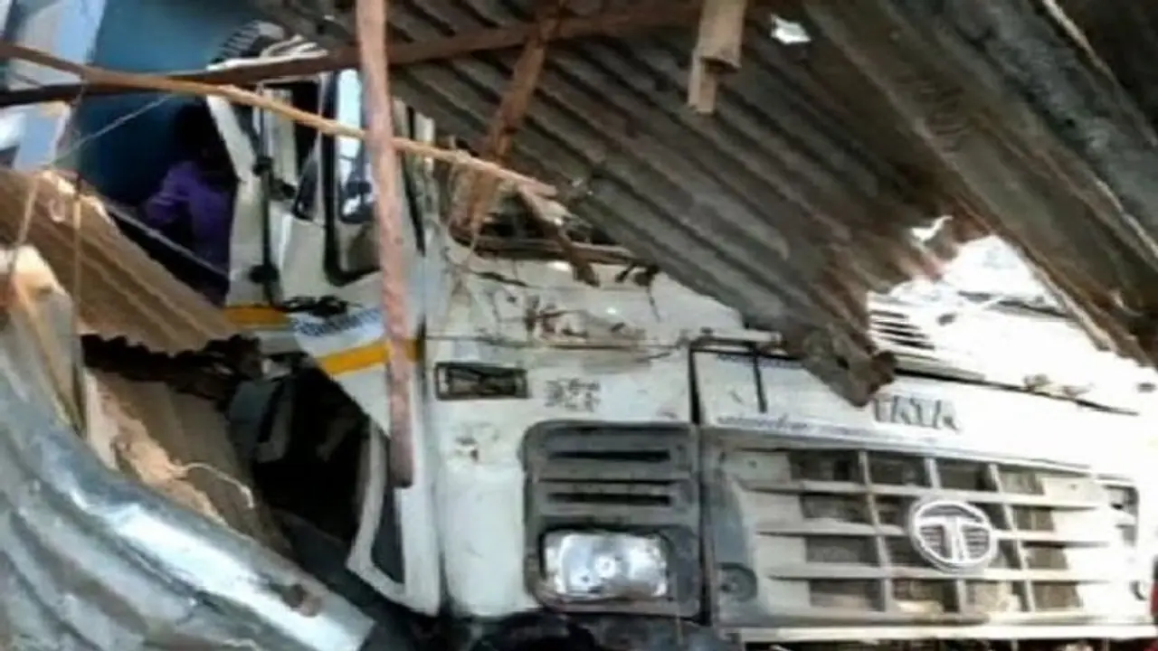 প্রচন্ড শব্দ কালো ধোঁয়া, ঘোর কাটার আগেই চোখের সামনে শেষ হয়ে গেল চারটে প্রাণ প্রচন্ড শব্দ কালো ধোঁয়া, ঘোর কাটার আগেই চোখের সামনে শেষ হয়ে গেল চারটে প্রাণ