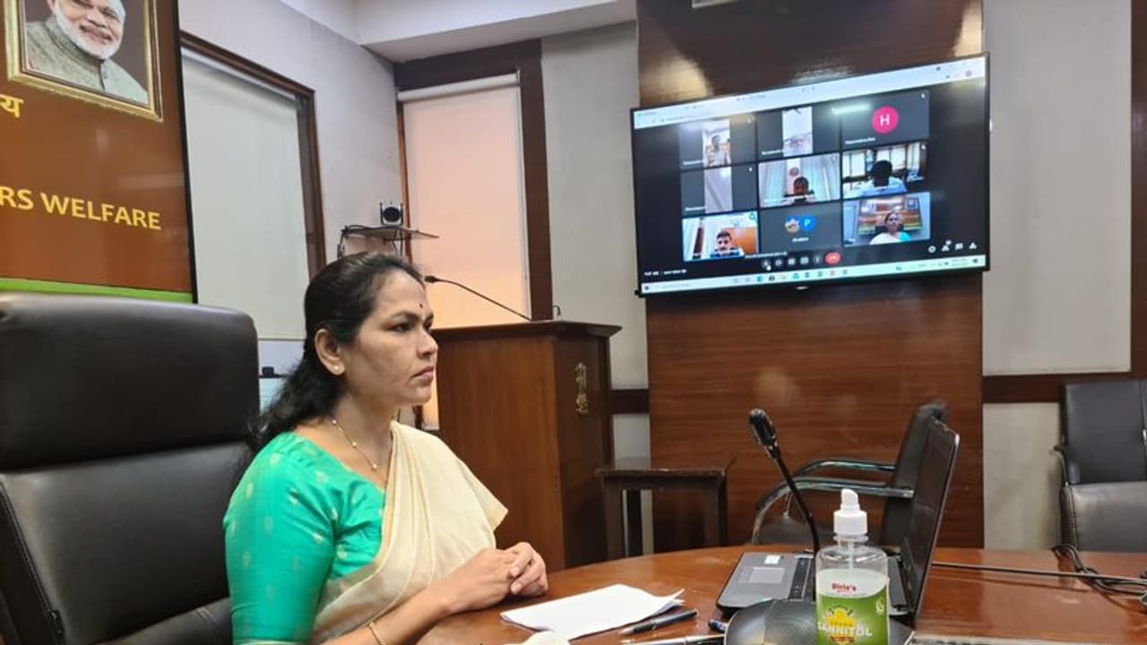 தமிழர்கள் குறித்து சர்ச்சை கருத்து; பாஜக அமைச்சர் ஷோபா மீதான விசாரணைக்கு தடை! தமிழர்கள் குறித்து சர்ச்சை கருத்து; பாஜக அமைச்சர் ஷோபா மீதான விசாரணைக்கு தடை!