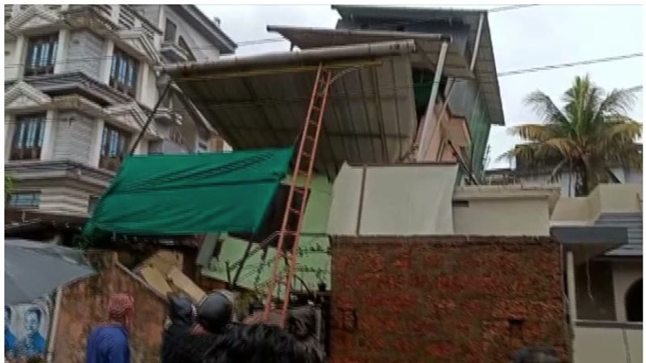 കനത്ത മഴ: കളമശ്ശേരിയില്‍ ഇരു നില വീട് ചെരിഞ്ഞു; വീട്ടുകാരെ രക്ഷപ്പെടുത്തി