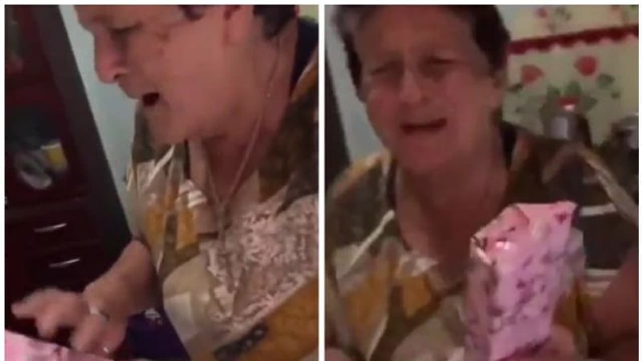 കൊച്ചുമകൾ മുത്തശ്ശിക്ക് സമ്മാനമായി നൽകിയത് തന്റെ പ്രിയപ്പെട്ട ബാര്ബി ഡോളിനെ; വീഡിയോ കാണാം കൊച്ചുമകൾ മുത്തശ്ശിക്ക് സമ്മാനമായി നൽകിയത് തന്റെ പ്രിയപ്പെട്ട ബാര്ബി ഡോളിനെ; വീഡിയോ കാണാം