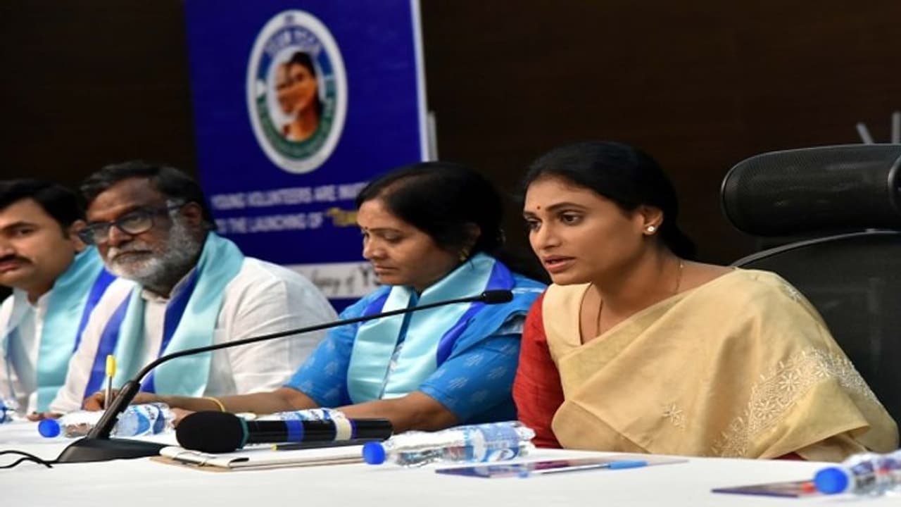 బంగారు తెలంగాణగా కాదు.. బారుల తెలంగాణ, బీరుల తెలంగాణగా మార్చారు: కేసీఆర్పై షర్మిల విమర్శలు బంగారు తెలంగాణగా కాదు.. బారుల తెలంగాణ, బీరుల తెలంగాణగా మార్చారు: కేసీఆర్పై షర్మిల విమర్శలు