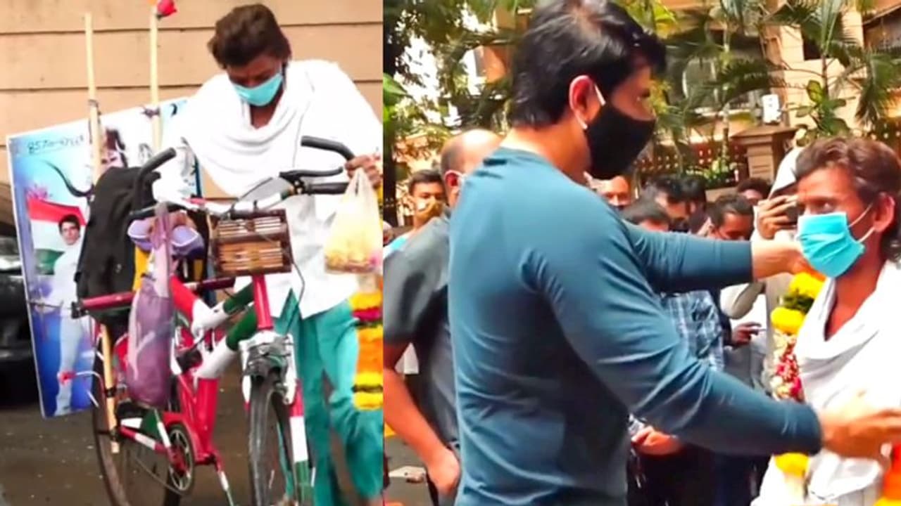 1200 KM साइकिल चला नंगे पैर सोनू सूद से मिलने पहुंचा फैन, चरणों में रखे फूल तो एक्टर ने पहना दी माला 1200 KM साइकिल चला नंगे पैर सोनू सूद से मिलने पहुंचा फैन, चरणों में रखे फूल तो एक्टर ने पहना दी माला