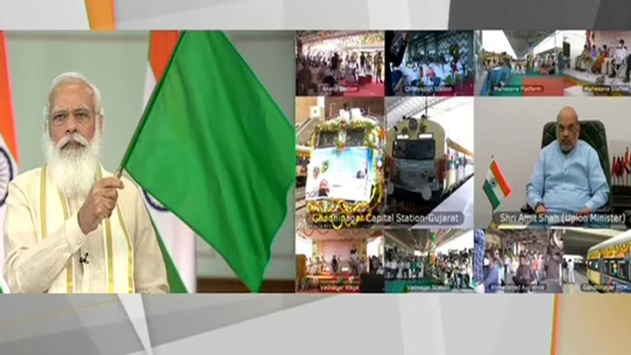 नए भारत के विकास की गाड़ी अब आधुनिकता और गरीब किसान मध्यवर्ग के कल्याण की 2 पटरियाें पर चलेगी: मोदी नए भारत के विकास की गाड़ी अब आधुनिकता और गरीब किसान मध्यवर्ग के कल्याण की 2 पटरियाें पर चलेगी: मोदी