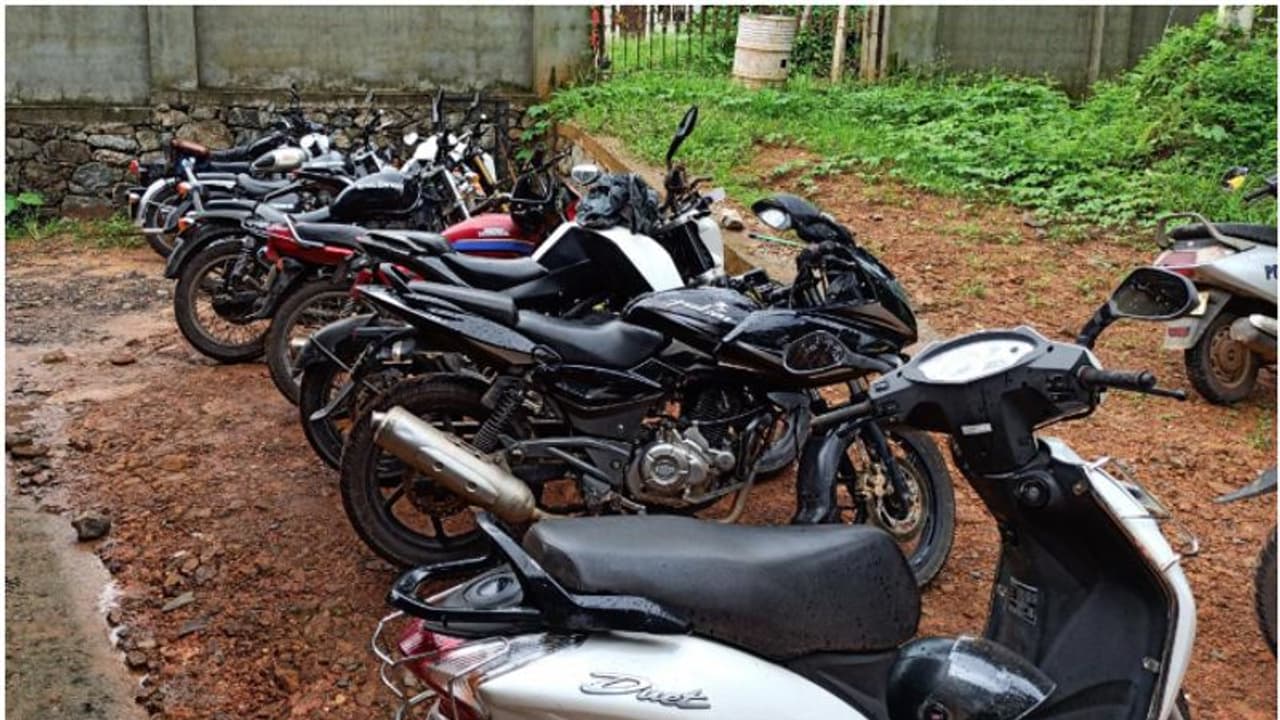 ലോക്ക് ഡൗണ്‍ ലംഘിച്ച് ചുറ്റിയടിക്കാനെത്തി; പതിനഞ്ച് ബൈക്കുകൾ കസ്റ്റഡിയിലെടുത്ത് പൊലീസ്
