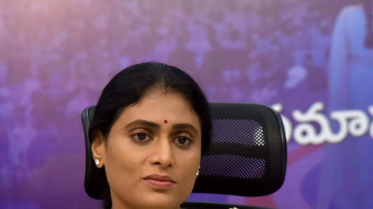 వైఎస్ షర్మిల ఆఫీస్ వద్ద ఉద్రిక్తత: అప్పుడే అసమ్మతిరాగాలు వైఎస్ షర్మిల ఆఫీస్ వద్ద ఉద్రిక్తత: అప్పుడే అసమ్మతిరాగాలు