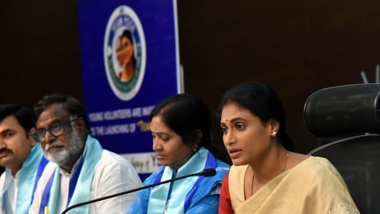 ‘‘శభాష్ కేసీఆర్ గారు... చంటి పిల్లలున్న గిరిజన మహిళల్ని జైల్లో పెట్టించారు: పోడు భూములపై షర్మిల విమర్శలు ‘‘శభాష్ కేసీఆర్ గారు... చంటి పిల్లలున్న గిరిజన మహిళల్ని జైల్లో పెట్టించారు: పోడు భూములపై షర్మిల విమర్శలు