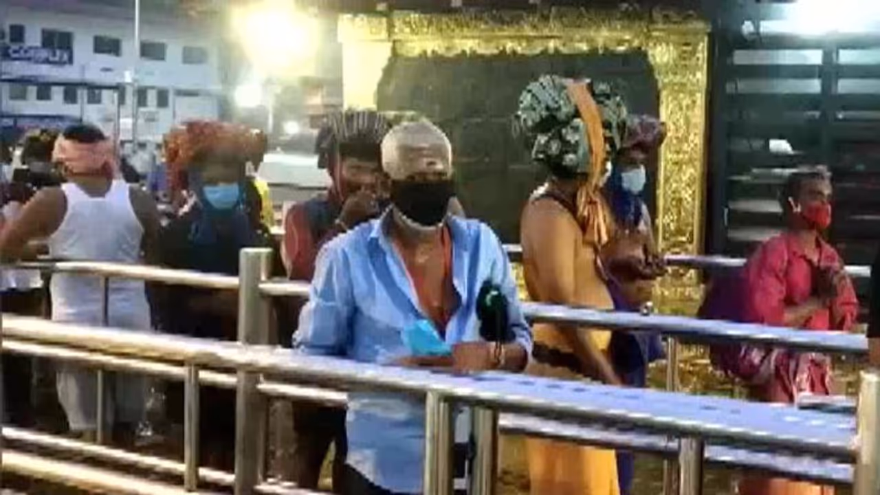 कोरोना के खतरे के बीच 5 दिनों के लिए खुला सबरीमाला मंदिर, वैक्सीनेशन या निगेटिव रिपोर्ट वालों को ही प्रवेश कोरोना के खतरे के बीच 5 दिनों के लिए खुला सबरीमाला मंदिर, वैक्सीनेशन या निगेटिव रिपोर्ट वालों को ही प्रवेश