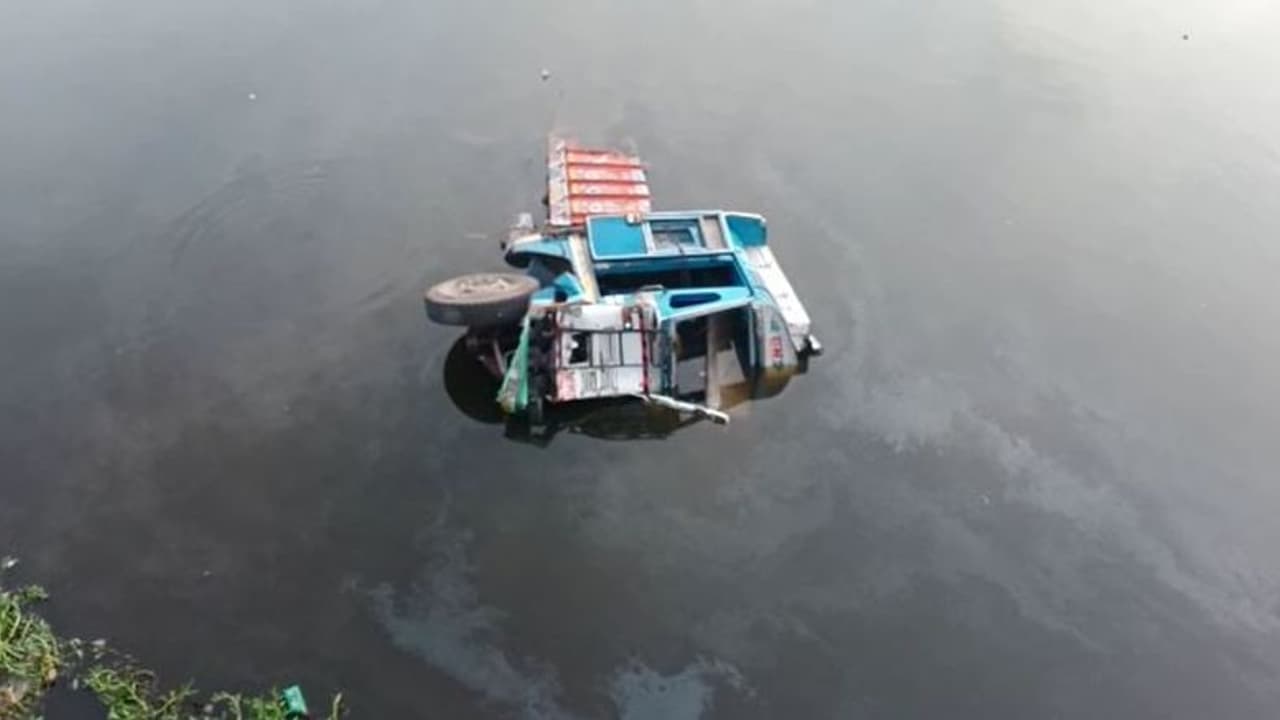 সাঁতরাগাছি ব্রিজ থেকে ৩০ ফুট নিচে পড়ল লরি, নিখোঁজ চালক ও খালাসি সাঁতরাগাছি ব্রিজ থেকে ৩০ ফুট নিচে পড়ল লরি, নিখোঁজ চালক ও খালাসি
