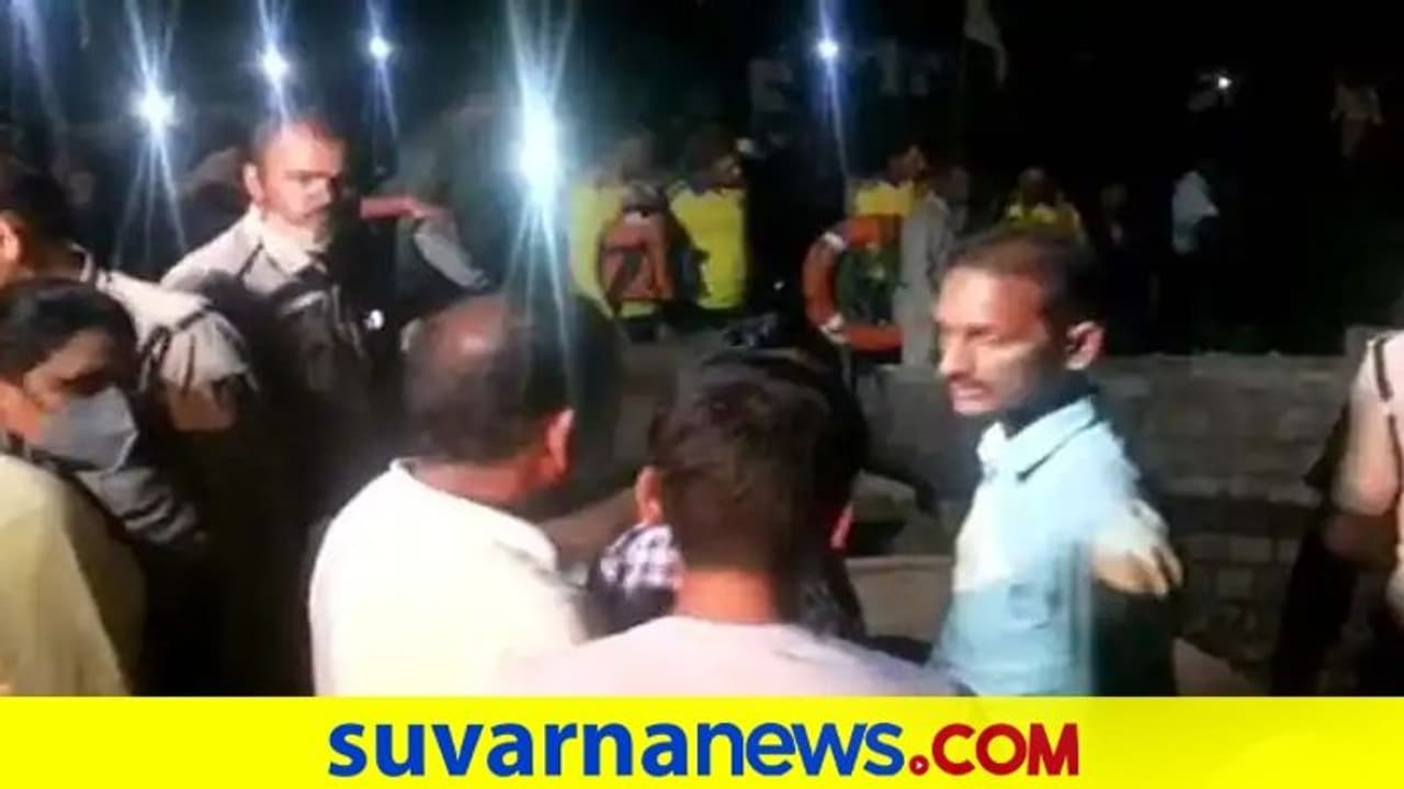 ಒಬ್ಬ ಬಾಲಕಿಯನ್ನು ರಕ್ಷಿಸಲು ಹೋಗಿ ಬಾವಿಗೆ ಬಿದ್ದ 40 ಜನ ಒಬ್ಬ ಬಾಲಕಿಯನ್ನು ರಕ್ಷಿಸಲು ಹೋಗಿ ಬಾವಿಗೆ ಬಿದ್ದ 40 ಜನ