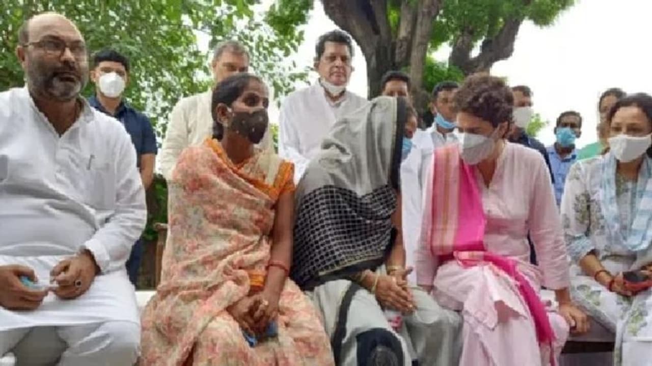 प्रियंका गांधी के मौन धरना पर FIR, ब्लॉक प्रमुख चुनाव में बदसलूकी की शिकार महिलाओं से की मुलाकात प्रियंका गांधी के मौन धरना पर FIR, ब्लॉक प्रमुख चुनाव में बदसलूकी की शिकार महिलाओं से की मुलाकात