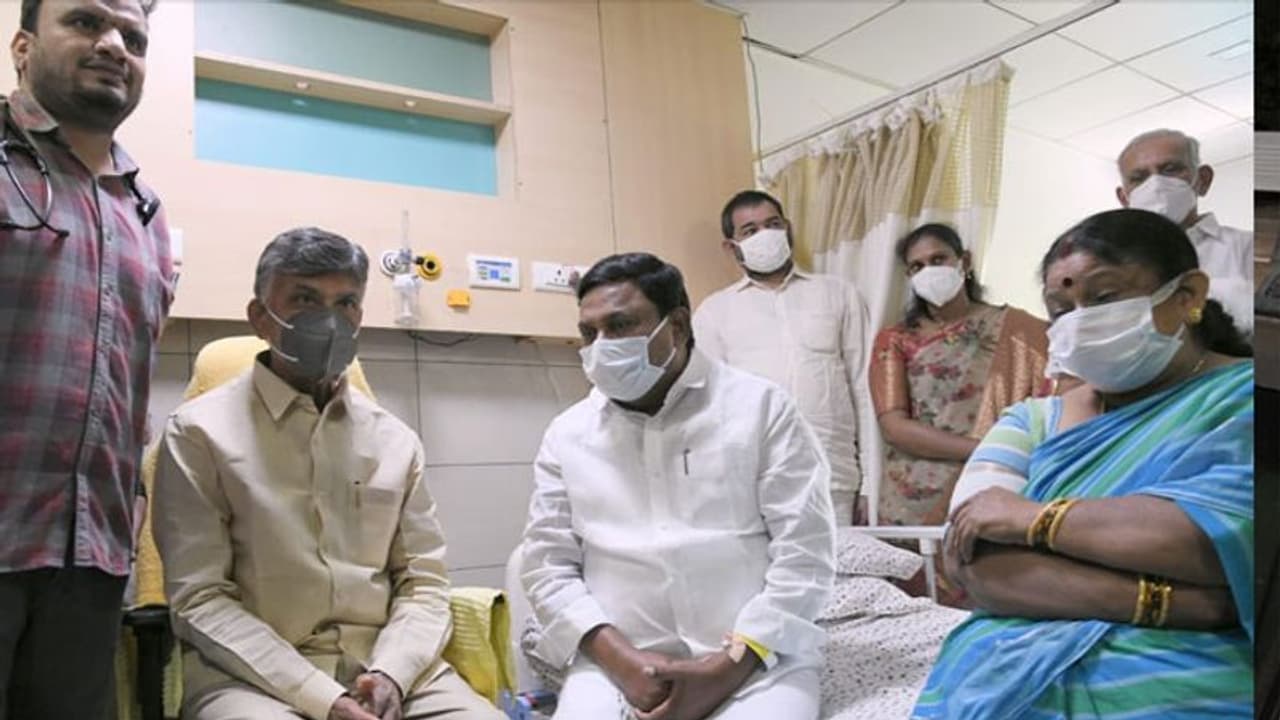 బచ్చుల అర్జునుడిని పరామర్శించిన చంద్రబాబు బచ్చుల అర్జునుడిని పరామర్శించిన చంద్రబాబు