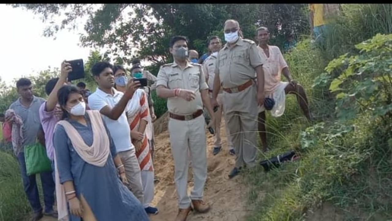 জমি নিয়ে বিবাদ, বাবাকে খুন করে নদীর পাড়ে পুঁতল ছেলে