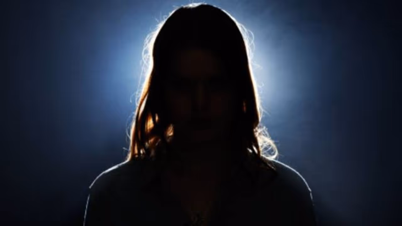 മദ്യപിച്ച് സഹപ്രവർത്തകരെ ലൈംഗികമായി പീഡിപ്പിക്കാൻ ശ്രമിച്ചു, വനിതാ ഓഫീസറെ പുറത്താക്കി മദ്യപിച്ച് സഹപ്രവർത്തകരെ ലൈംഗികമായി പീഡിപ്പിക്കാൻ ശ്രമിച്ചു, വനിതാ ഓഫീസറെ പുറത്താക്കി