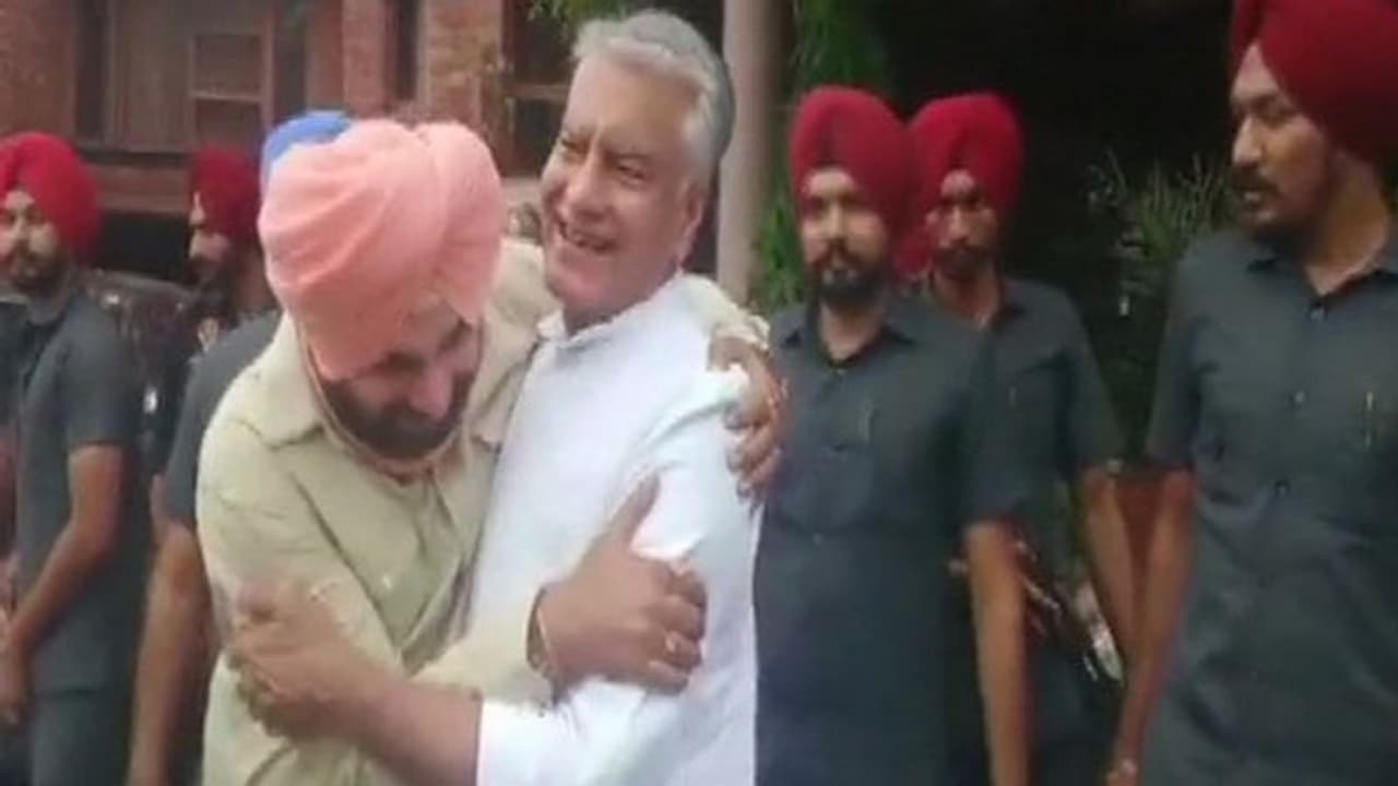 Punjab Congress crisis: प्रदेश अध्यक्ष से इतनी गर्मजोशी से मिले सिद्धू, क्या पंजाब कांग्रेस में बन गई सहमति Punjab Congress crisis: प्रदेश अध्यक्ष से इतनी गर्मजोशी से मिले सिद्धू, क्या पंजाब कांग्रेस में बन गई सहमति