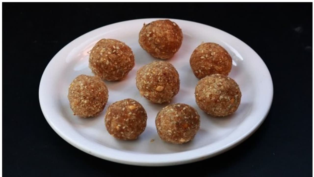 അവൽ ഇരിപ്പുണ്ടോ...? ലഡു എളുപ്പം തയ്യാറാക്കാം അവൽ ഇരിപ്പുണ്ടോ...? ലഡു എളുപ്പം തയ്യാറാക്കാം