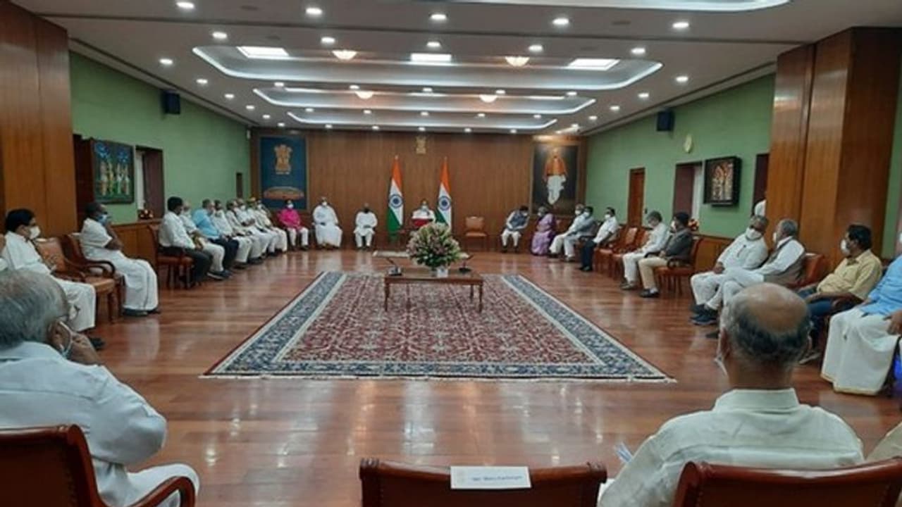 उपराष्ट्रपति की सर्वदलीय मीटिंग में शामिल हुए कई पार्टियों के नेता, विपक्ष ने सरकार को घेरने की बनाई योजना उपराष्ट्रपति की सर्वदलीय मीटिंग में शामिल हुए कई पार्टियों के नेता, विपक्ष ने सरकार को घेरने की बनाई योजना