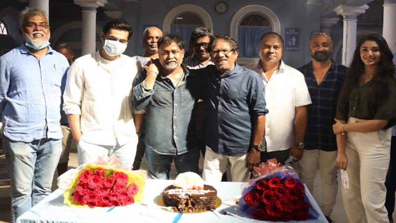 `రాపో19` సెట్లో భారతీరాజా సందడి.. రామ్, కృతిశెట్టి సమక్షంలో బర్త్ డే సెలబ్రేషన్ `రాపో19` సెట్లో భారతీరాజా సందడి.. రామ్, కృతిశెట్టి సమక్షంలో బర్త్ డే సెలబ్రేషన్