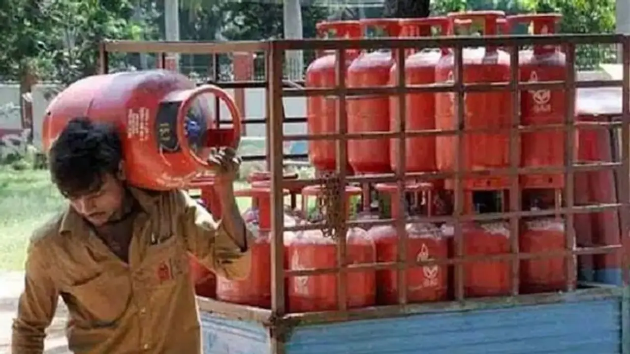 ಗ್ಯಾಸ್ ಬೆಲೆ 150 ರು ಇಳಿಕೆಗೆ ಸರಣಿ ಪ್ರಶ್ನೆಯಡಿ ಮನವಿ ಗ್ಯಾಸ್ ಬೆಲೆ 150 ರು ಇಳಿಕೆಗೆ ಸರಣಿ ಪ್ರಶ್ನೆಯಡಿ ಮನವಿ