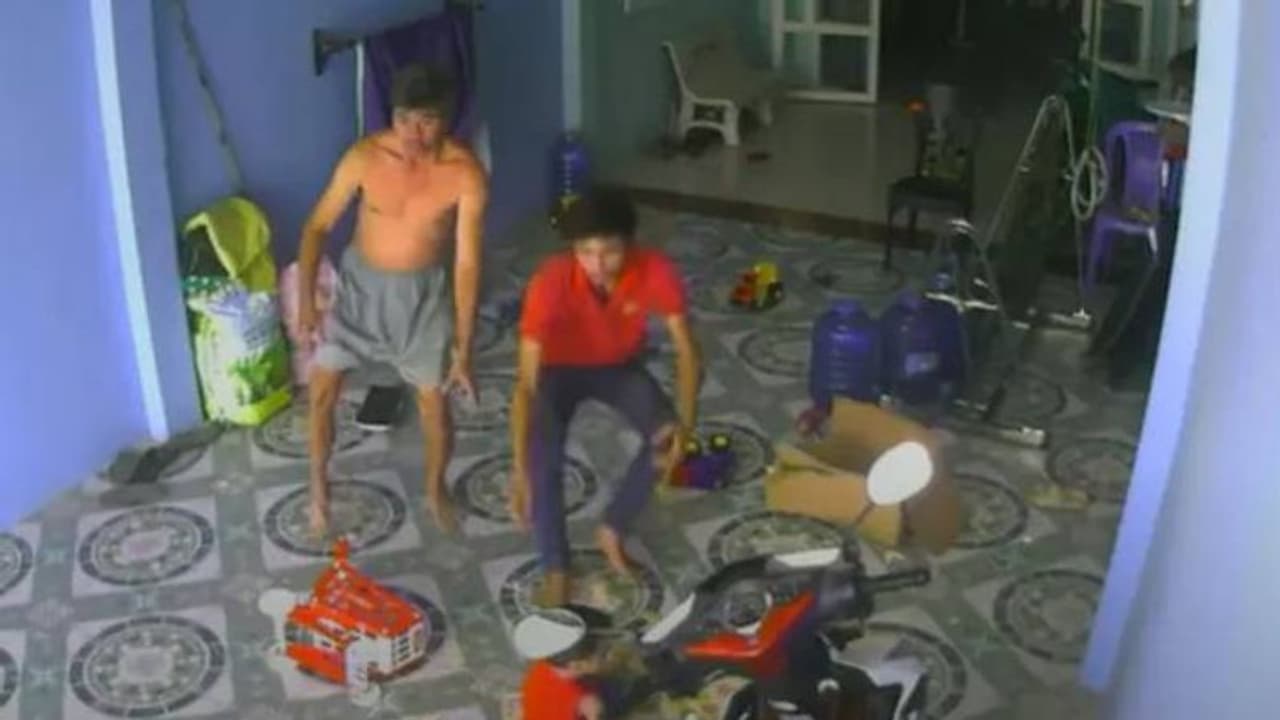 വീട്ടില് കളിച്ചുകൊണ്ടിരുന്ന കുഞ്ഞിനരികിലേയ്ക്ക് കൂറ്റന് രാജവെമ്പാല; പിന്നീട് സംഭവിച്ചത്... വീട്ടില് കളിച്ചുകൊണ്ടിരുന്ന കുഞ്ഞിനരികിലേയ്ക്ക് കൂറ്റന് രാജവെമ്പാല; പിന്നീട് സംഭവിച്ചത്...