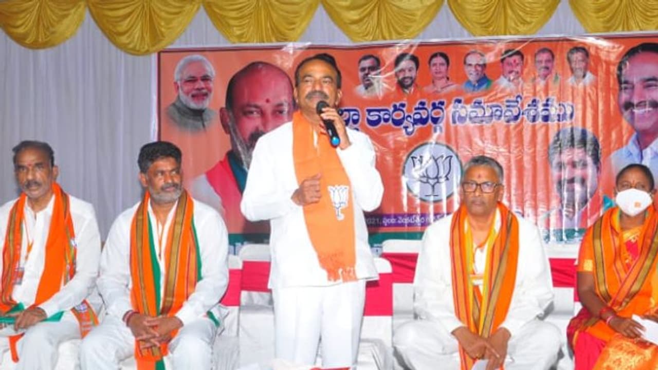 Huzurabad bypoll Result 2021: 15 రౌండ్లు పూర్తయ్యేసరికి 11,583 ఓట్ల ఆధిక్యంలో ఈటల Huzurabad bypoll Result 2021: 15 రౌండ్లు పూర్తయ్యేసరికి 11,583 ఓట్ల ఆధిక్యంలో ఈటల