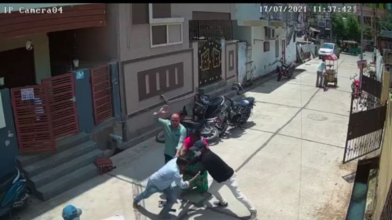 కరెంట్ బిల్లు కట్టమన్నందుకు... ఇంటిల్లిపాది లైన్ మెన్ ను ఎలా చితకబాదుతున్నారో చూడండి (వీడియో) కరెంట్ బిల్లు కట్టమన్నందుకు... ఇంటిల్లిపాది లైన్ మెన్ ను ఎలా చితకబాదుతున్నారో చూడండి (వీడియో)