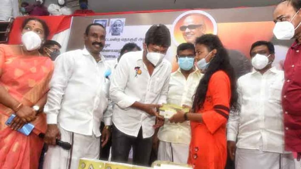 கட்சி பேதமின்றி.. வேட்டி சட்டை மட்டுமா..? உதயநிதி தொகுதியில் அசத்தல் பொங்கல்..!