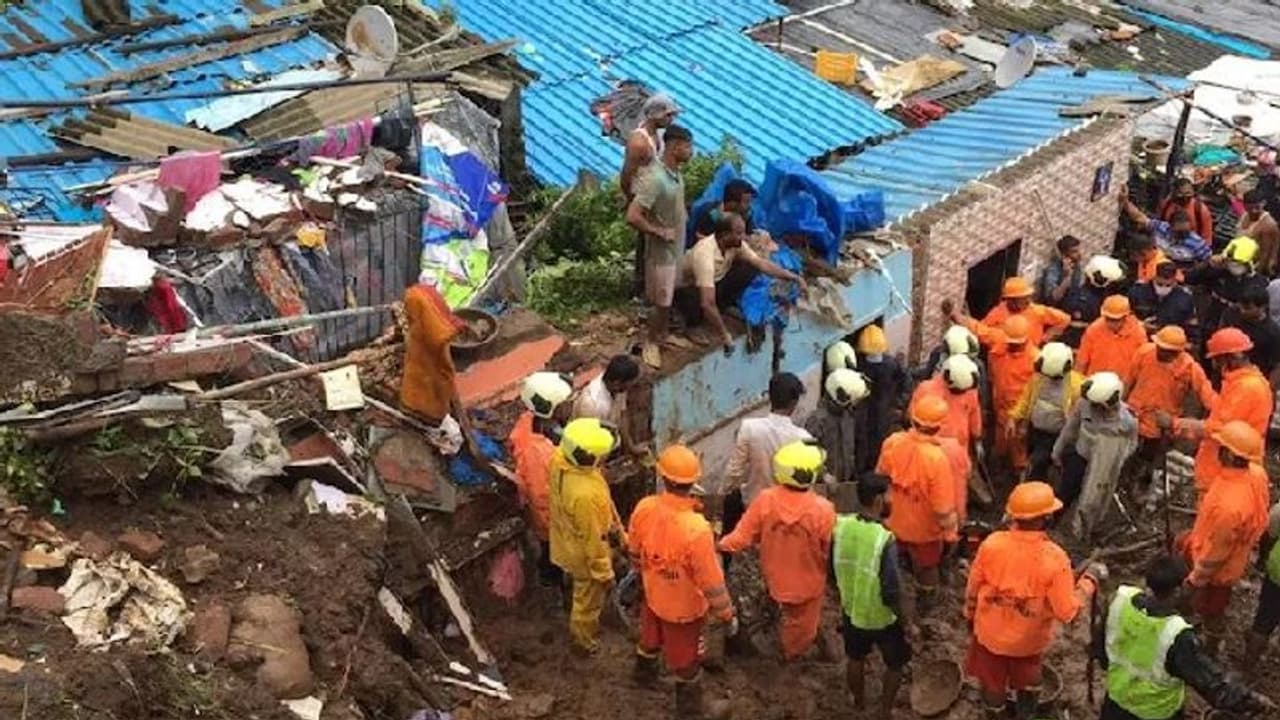 মাটিতে ধস, রাস্তা দিয়ে বইছে নদী, বৃষ্টি বিধ্বস্ত মুম্বই এখন মৃত্যুপুরী মাটিতে ধস, রাস্তা দিয়ে বইছে নদী, বৃষ্টি বিধ্বস্ত মুম্বই এখন মৃত্যুপুরী