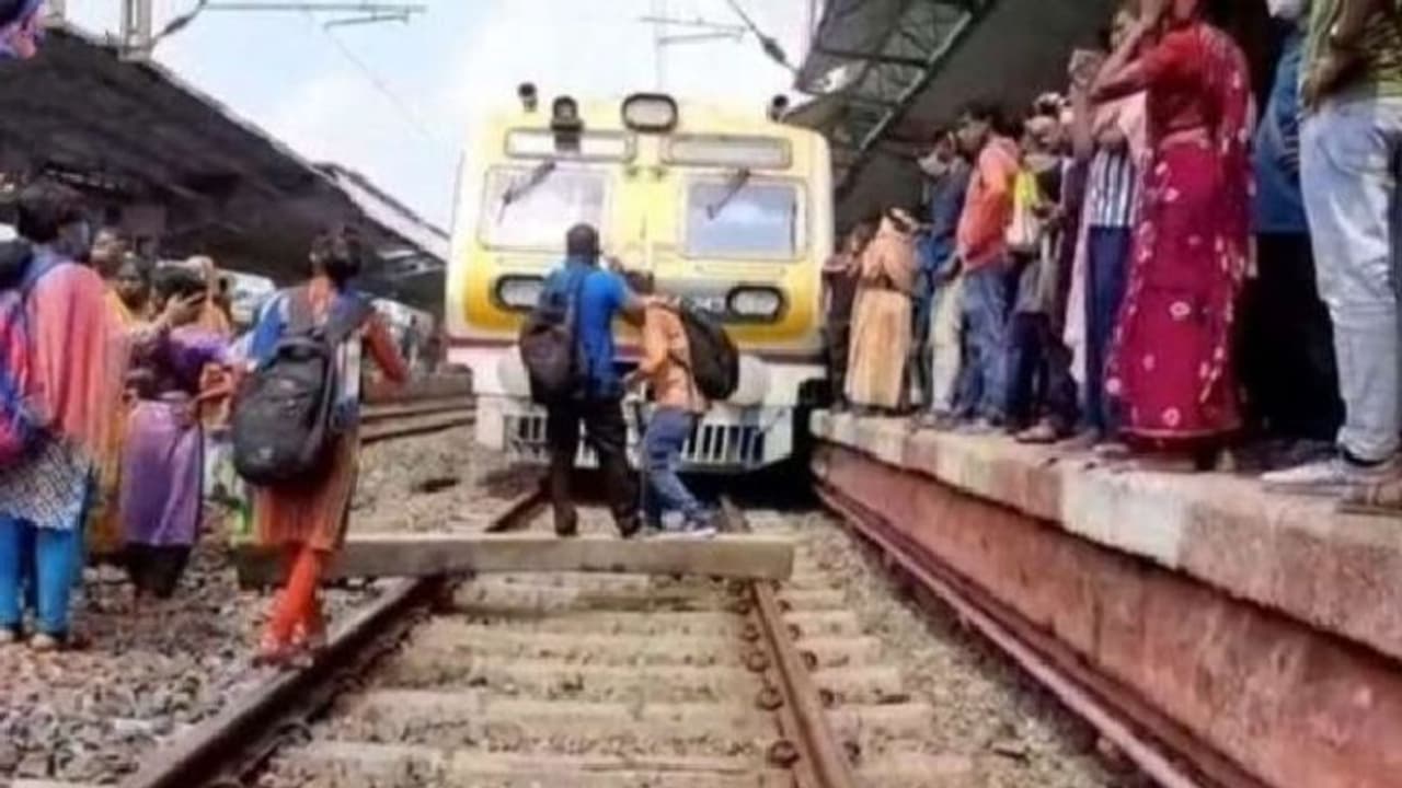 স্টাফ স্পেশাল ট্রেনে বাদুড়ঝোলা ভিড়, সংক্রমণের আতঙ্কে বিভিন্ন স্টেশনে বিক্ষোভ, বন্ধ ট্রেন চলাচল স্টাফ স্পেশাল ট্রেনে বাদুড়ঝোলা ভিড়, সংক্রমণের আতঙ্কে বিভিন্ন স্টেশনে বিক্ষোভ, বন্ধ ট্রেন চলাচল