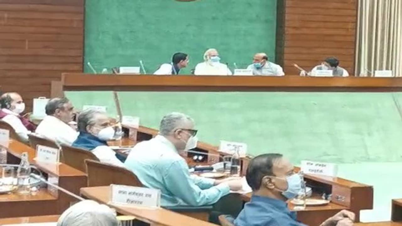 मानसून सत्रः विपक्ष को भरोसे में लेने के लिए हुई सर्वदलीय मीटिंग, पीएम मोदी समेत 33 दलों के 40 नेता हुए शामिल मानसून सत्रः विपक्ष को भरोसे में लेने के लिए हुई सर्वदलीय मीटिंग, पीएम मोदी समेत 33 दलों के 40 नेता हुए शामिल