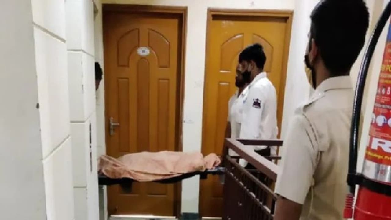 गुरुग्राम में मां बेटी ने एक साथ किया सुसाइड, 10 दिन पहले पिता ने होटल में जाकर की थी खुदखुशी..