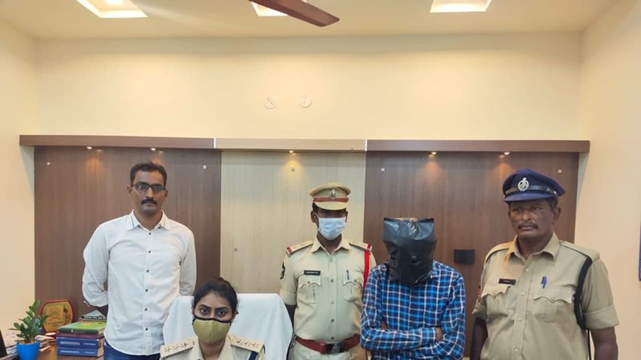 మైనర్ బాలికకు మాయమాటలు .. అత్యాచారం చేసి వీడియో చిత్రీకరణ, బాధితురాలి తండ్రిని బ్లాక్మెయిల్ మైనర్ బాలికకు మాయమాటలు .. అత్యాచారం చేసి వీడియో చిత్రీకరణ, బాధితురాలి తండ్రిని బ్లాక్మెయిల్