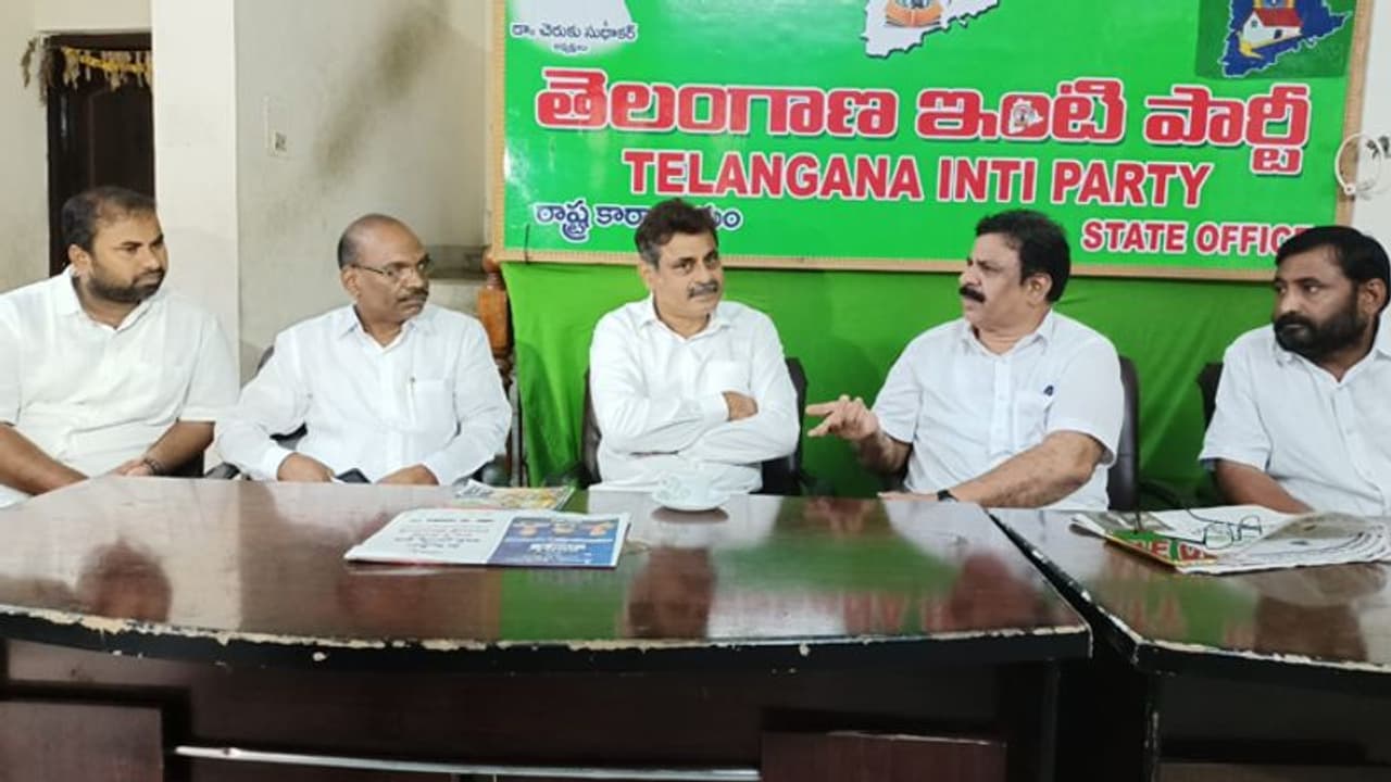 ఈటల కోసం రంగంలోకి కొండా విశ్వేశ్వర్ రెడ్డి.. చెరుకు సుధాకర్తో భేటీ, రాజేందర్కు మద్ధతుకు అంగీకారం ఈటల కోసం రంగంలోకి కొండా విశ్వేశ్వర్ రెడ్డి.. చెరుకు సుధాకర్తో భేటీ, రాజేందర్కు మద్ధతుకు అంగీకారం