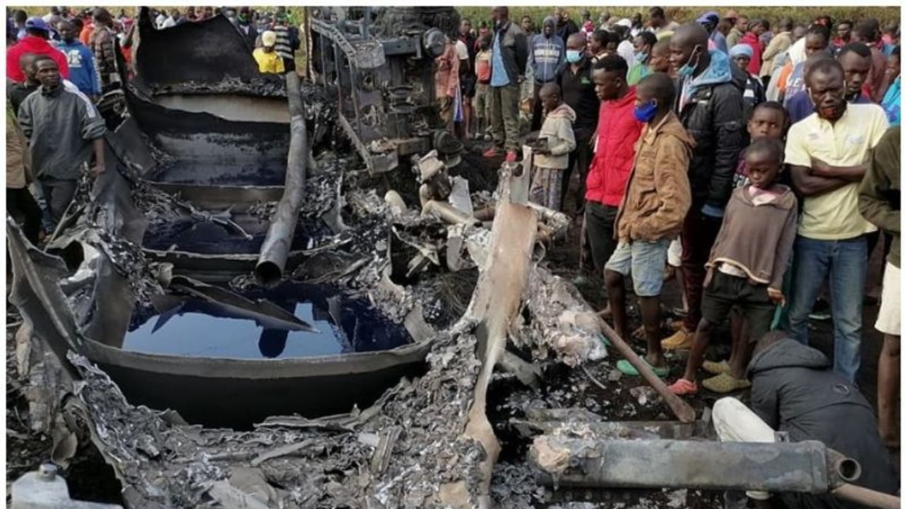 പെട്രോള് ടാങ്കര് പൊട്ടിത്തെറിച്ച് 13 പേര് മരിച്ചു പെട്രോള് ടാങ്കര് പൊട്ടിത്തെറിച്ച് 13 പേര് മരിച്ചു