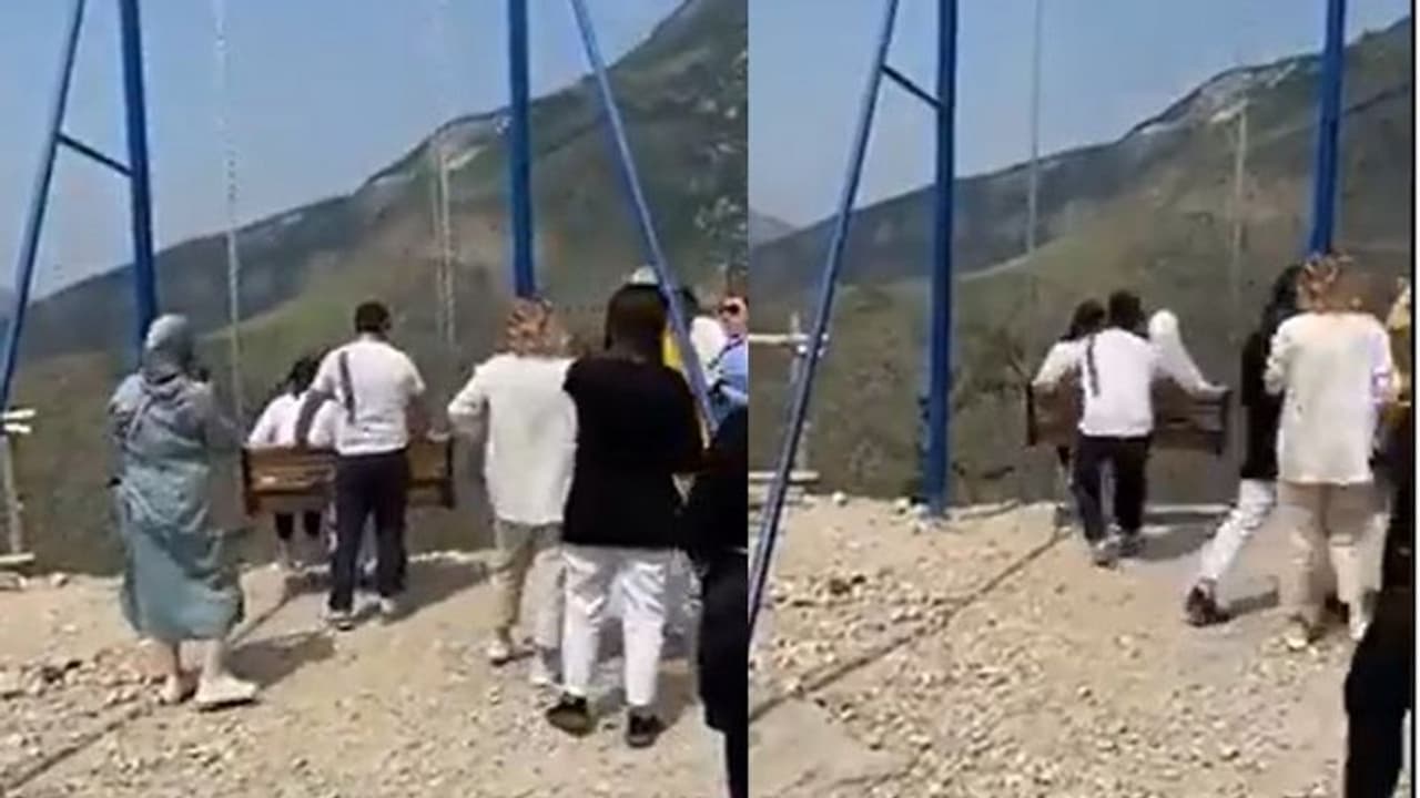 ಪ್ರವಾಸಿ ತಾಣದ ಉಯ್ಯಾಲೆ ದುರಂತ; 6,000 ಅಡಿ ಎತ್ತರದಿಂದ ಪ್ರಪಾತಕ್ಕೆ ಬಿದ್ದ ಯುವತಿಯರು! ಪ್ರವಾಸಿ ತಾಣದ ಉಯ್ಯಾಲೆ ದುರಂತ; 6,000 ಅಡಿ ಎತ್ತರದಿಂದ ಪ್ರಪಾತಕ್ಕೆ ಬಿದ್ದ ಯುವತಿಯರು!