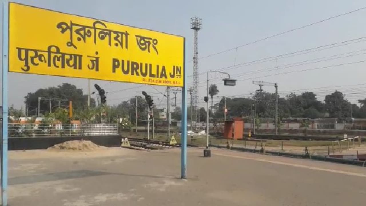 ট্রেন ছাড়তেই পা ফসকে রেললাইনে বৃদ্ধা, দেখুন হাড়হিম করা ছবি