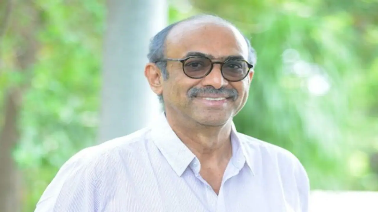 కారు దిగి ట్రాఫిక్ కంట్రోల్ చేసిన సినీ నిర్మాత సురేశ్ బాబు 