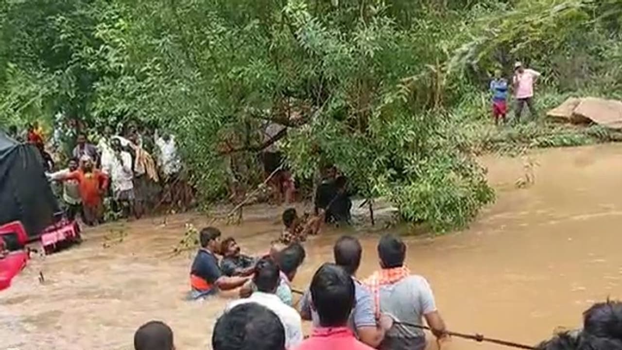 దైవ దర్శనానికి వెళ్లొస్తుండగా.. వాగులో చిక్కుకుపోయిన 50 మంది భక్తులు, రంగంలోకి రెస్క్యూ బృందాలు దైవ దర్శనానికి వెళ్లొస్తుండగా.. వాగులో చిక్కుకుపోయిన 50 మంది భక్తులు, రంగంలోకి రెస్క్యూ బృందాలు