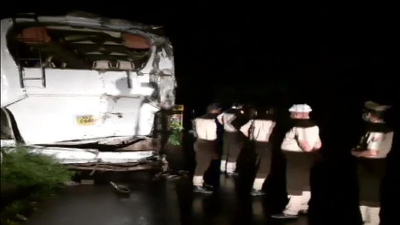 यूपी: संभल में पंचर बनवाने रोड किनारे खड़ी बस को दूसरी बस ने मारी टक्कर, 7 की मौत 10 गंभीर घायल यूपी: संभल में पंचर बनवाने रोड किनारे खड़ी बस को दूसरी बस ने मारी टक्कर, 7 की मौत 10 गंभीर घायल