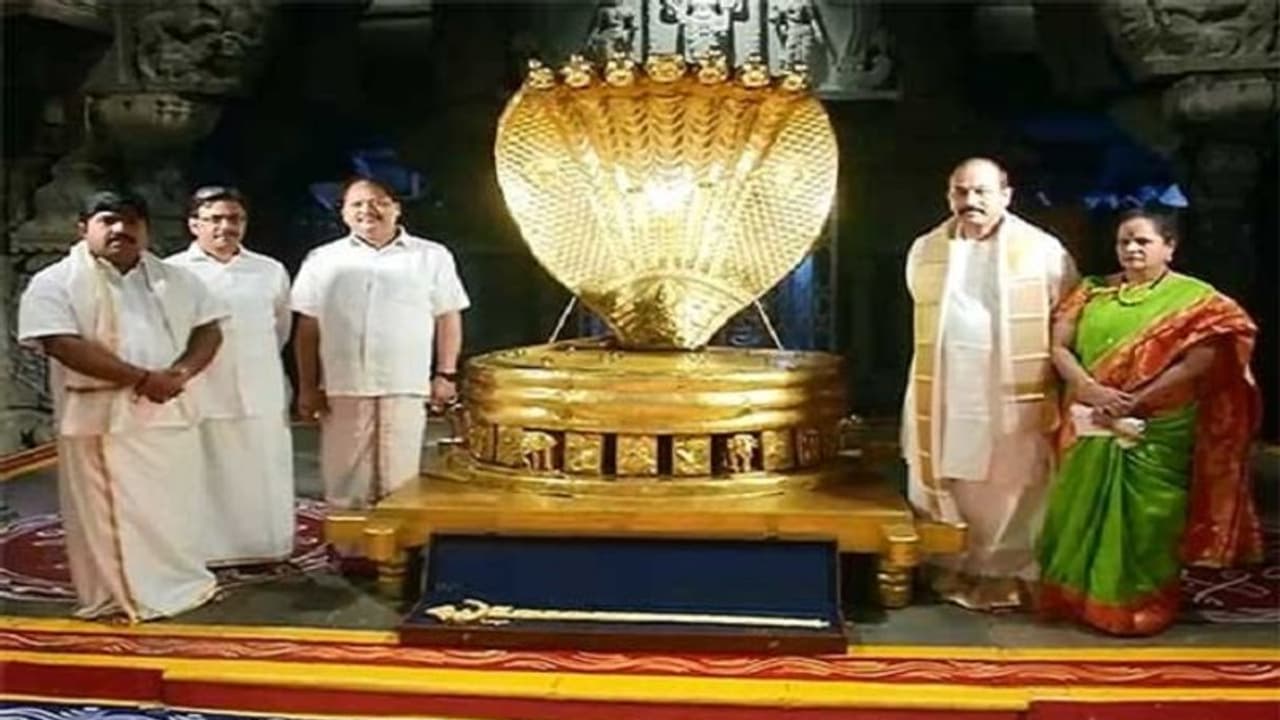 శ్రీవారికి రూ.1.8 కోట్ల స్వర్ణనందకం విరాళం ఇచ్చిన హైదరాబాద్ భక్తుడు.. శ్రీవారికి రూ.1.8 కోట్ల స్వర్ణనందకం విరాళం ఇచ్చిన హైదరాబాద్ భక్తుడు..