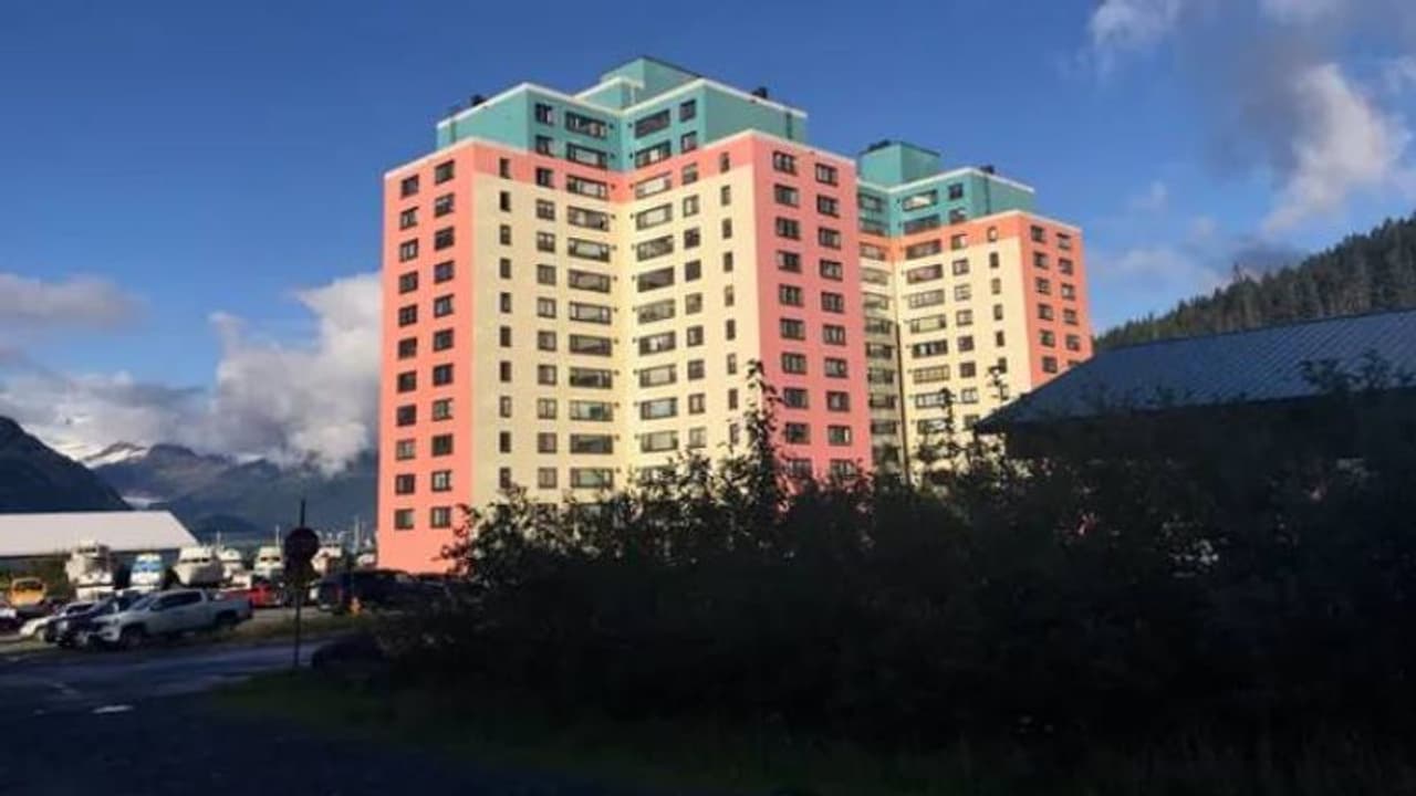 ഈ കെട്ടിടം ഒരു ഗ്രാമം തന്നെ! 'വീടു'കളും സ്കൂളും പൊലീസ് സ്റ്റേഷനും സൂപ്പർ മാർക്കറ്റും എല്ലാമുണ്ട് ഇതിനകത്ത്! ഈ കെട്ടിടം ഒരു ഗ്രാമം തന്നെ! 'വീടു'കളും സ്കൂളും പൊലീസ് സ്റ്റേഷനും സൂപ്പർ മാർക്കറ്റും എല്ലാമുണ്ട് ഇതിനകത്ത്!