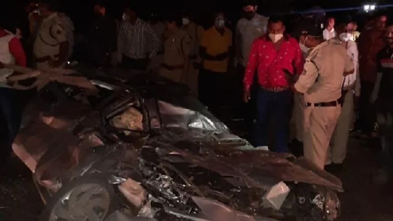 हाइवे पर कार के ऊपर गिरा ट्रक, सड़क पर जा चिपकी बॉडी..पूरी तरह चटनी से पिस गए पति पत्नी हाइवे पर कार के ऊपर गिरा ट्रक, सड़क पर जा चिपकी बॉडी..पूरी तरह चटनी से पिस गए पति पत्नी