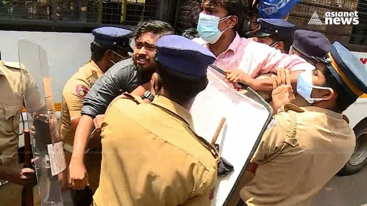 സാങ്കേതിക സർവകാശാലയിൽ കെ എസ് യുവിന്റെ നിരാഹര സമരം തുടങ്ങി സാങ്കേതിക സർവകാശാലയിൽ കെ എസ് യുവിന്റെ നിരാഹര സമരം തുടങ്ങി