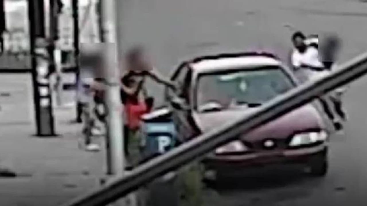 മകനെ തട്ടിക്കൊണ്ടുപോകാന്‍ ശ്രമം, വിട്ടുകൊടുക്കാതെ അമ്മ, ഞെട്ടിക്കുന്ന രംഗം