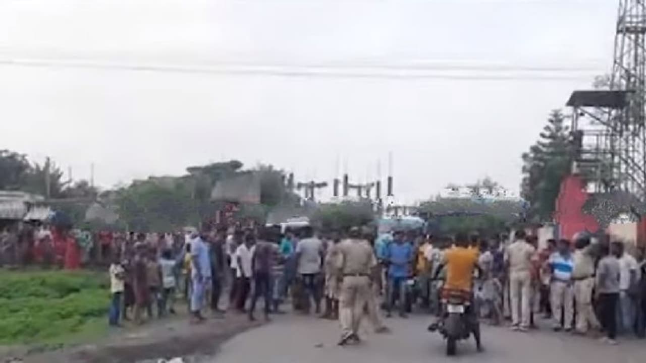 তৃণমূল বিধায়ককে লক্ষ্য করে উড়ে এল ইট, টোল আদায়কে কেন্দ্র করে রণক্ষেত্র মুর্শিদাবাদ তৃণমূল বিধায়ককে লক্ষ্য করে উড়ে এল ইট, টোল আদায়কে কেন্দ্র করে রণক্ষেত্র মুর্শিদাবাদ