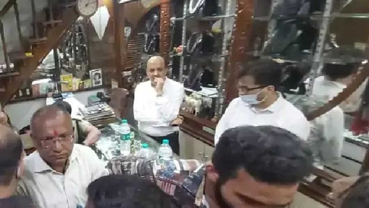 रायपुर में दिनदहाड़े ज्वेलरी शॉप से 3 करोड़ के हीरे चोरी, चोर का नाम सुन दुकानदार के उड़े होश.. रायपुर में दिनदहाड़े ज्वेलरी शॉप से 3 करोड़ के हीरे चोरी, चोर का नाम सुन दुकानदार के उड़े होश..