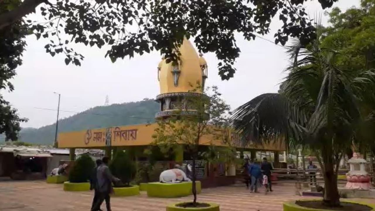 শ্রাবণের প্রথম সোমবার, পুরুলিয়ায় করোনাবিধি মেনে চলল শিবের পুজো শ্রাবণের প্রথম সোমবার, পুরুলিয়ায় করোনাবিধি মেনে চলল শিবের পুজো