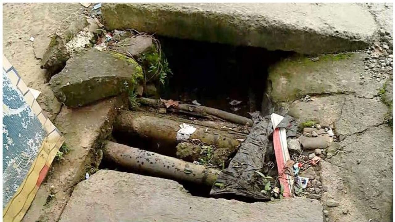 విజయవాడలో విషాదం: డ్రైన్ లో కొట్టుకుపోయిన ఆరేళ్ల బాలుడు విజయవాడలో విషాదం: డ్రైన్ లో కొట్టుకుపోయిన ఆరేళ్ల బాలుడు